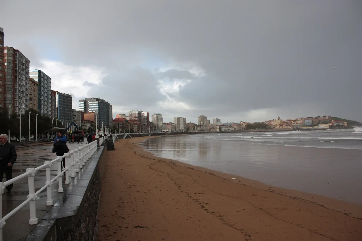 San Lorenzo Beach, Gijón, Asturias, Spain — 3