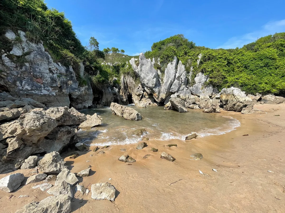 Playa de Gulpiyuri, Llanes, Asturias, España — 2