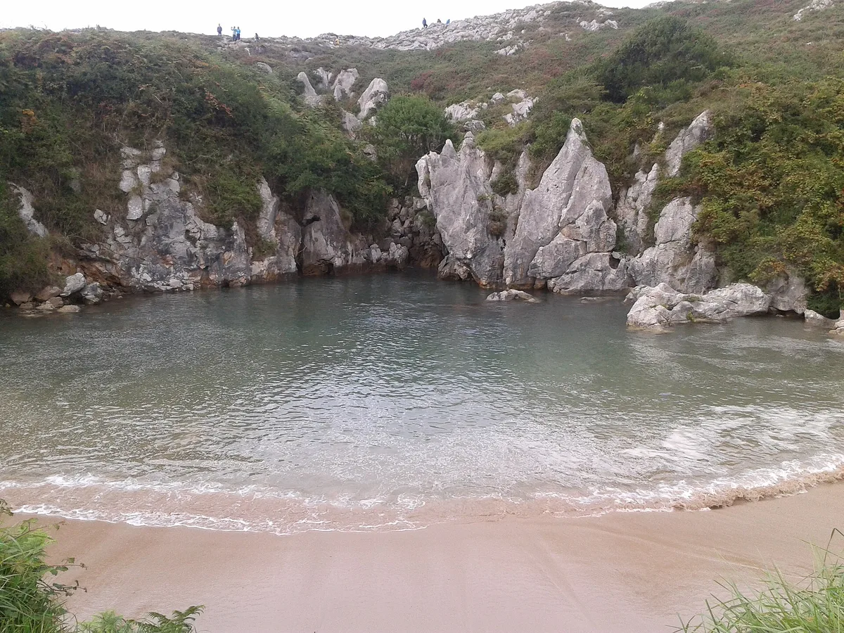 Playa de Gulpiyuri, Llanes, Asturias, España — 3