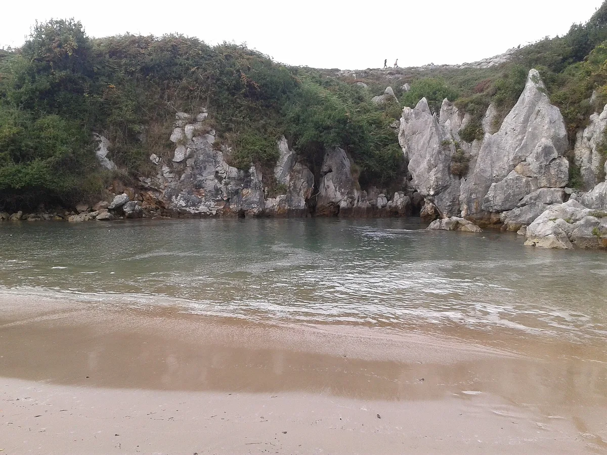 Playa de Gulpiyuri, Llanes, Asturias, España — 6