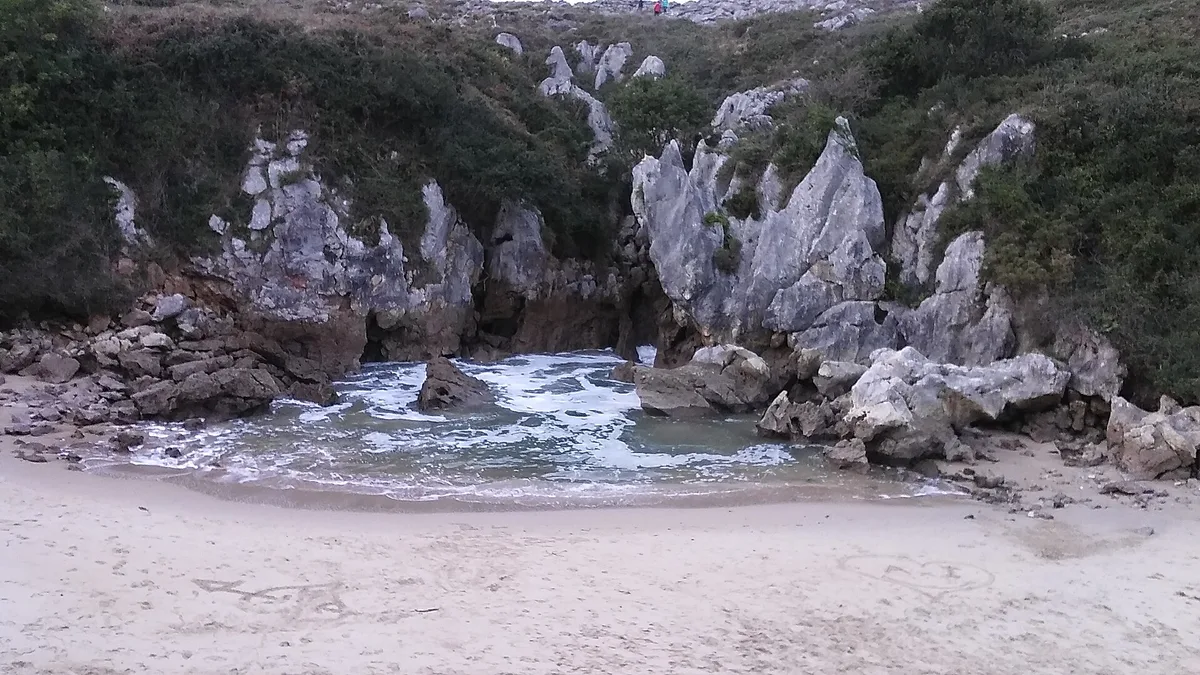 Playa de Gulpiyuri, Llanes, Asturias, España — 4
