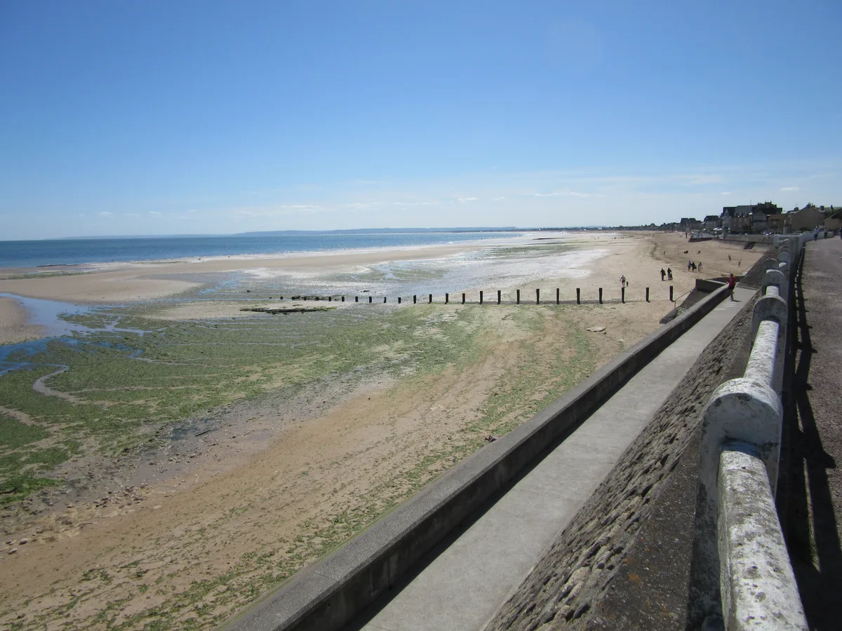 Lion-sur-Mer-Strand, Lion-sur-Mer, Normandy, Frankreich — 2