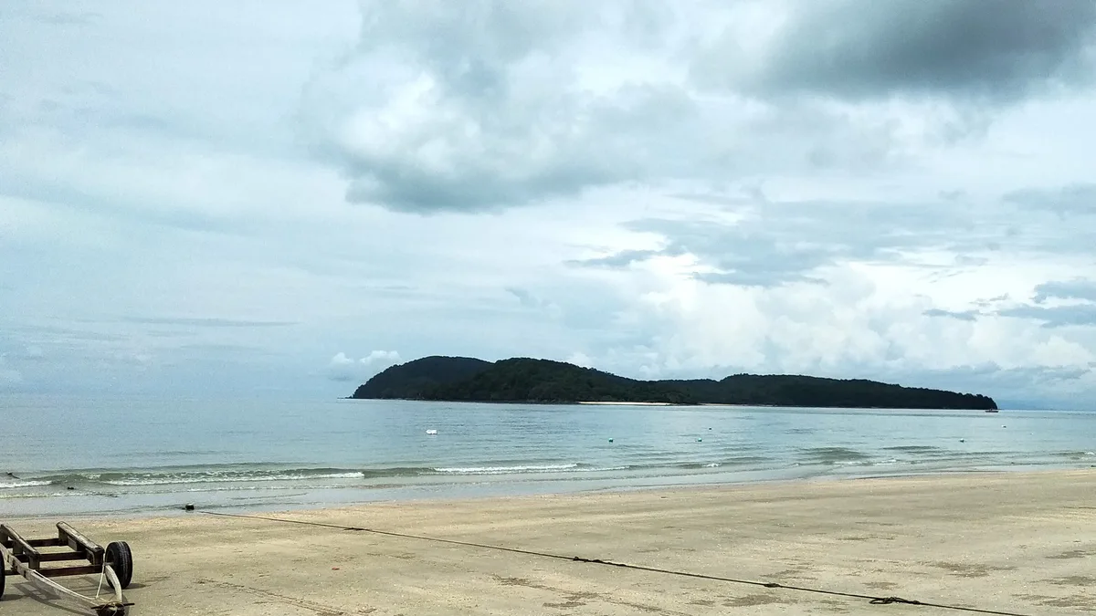 Cenang Selatan Beach, Mukim Kedawang, Andaman Sea, Malaysia — 5