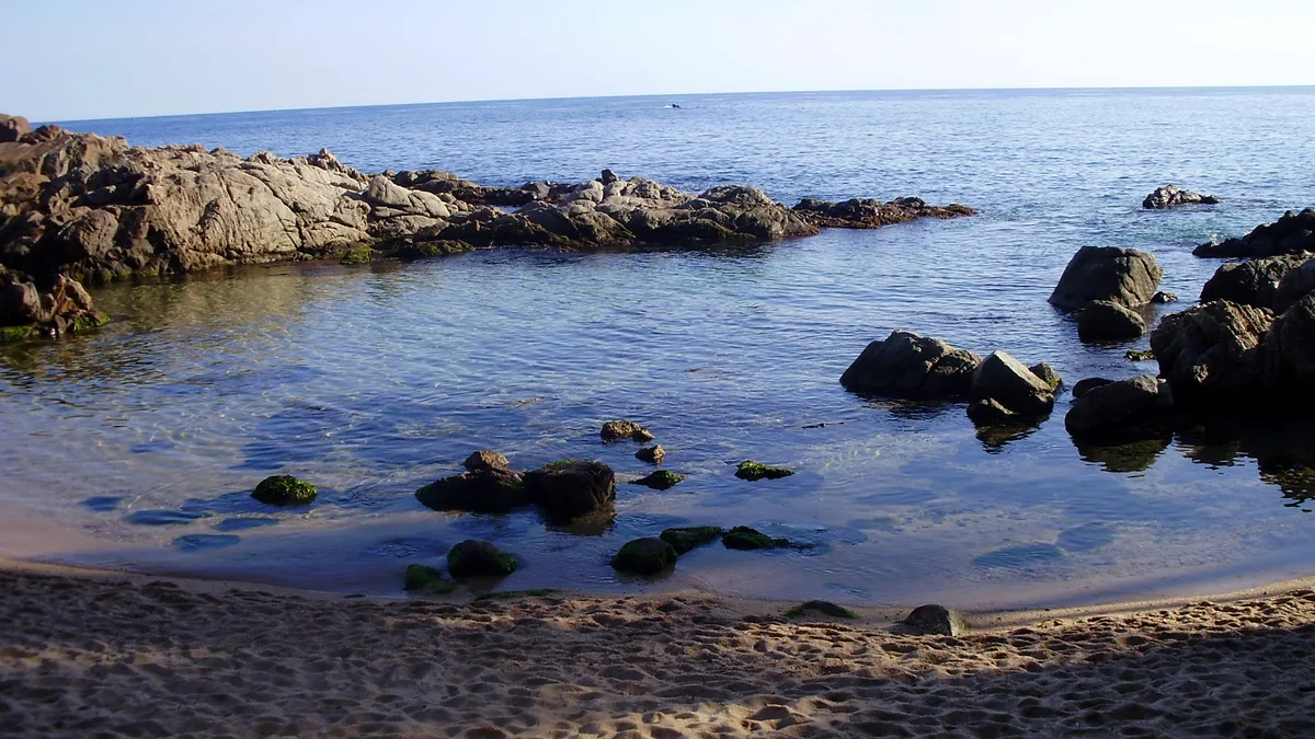 Plage de Cala Estreta, Palamós, Catalonia, Espagne — 6