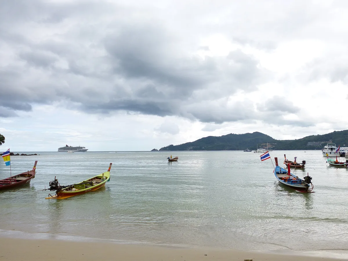 Playa de Patong, Patong, Andaman Sea, Tailandia — 6