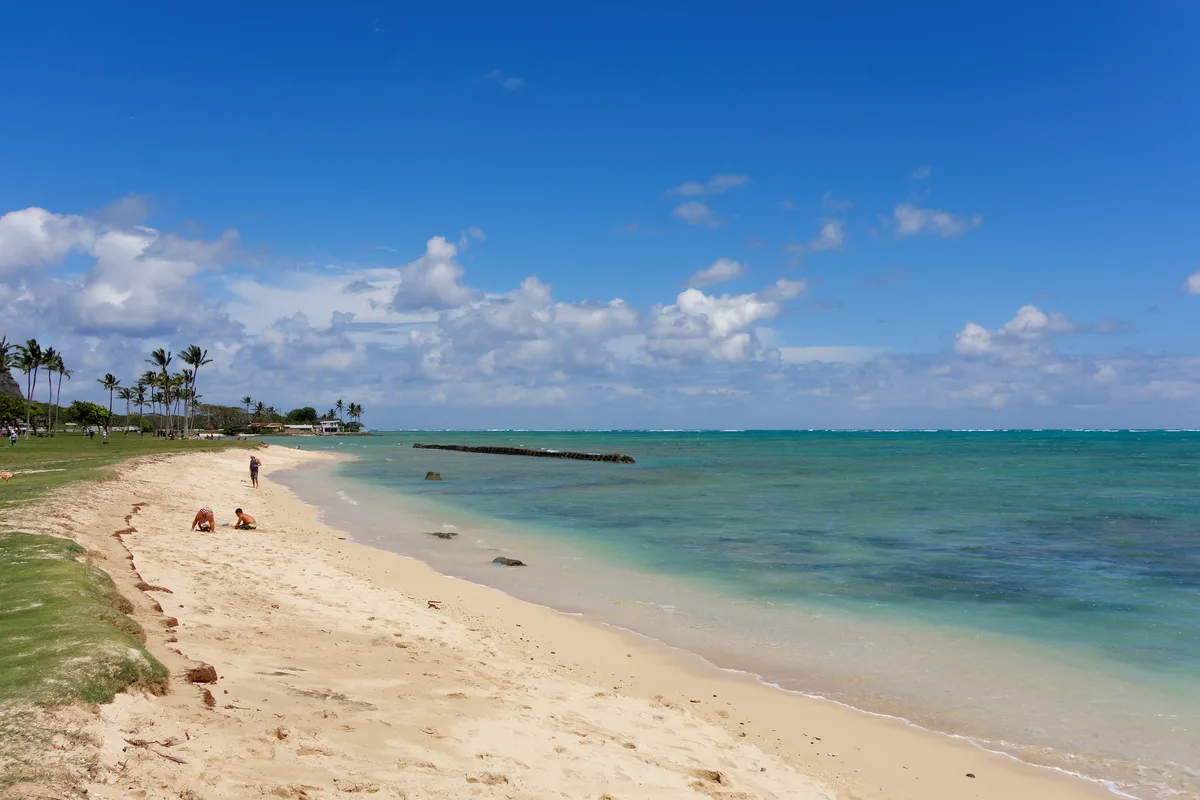 Kualoa Regional Park-Strand, Kaneohe, Hawaii, Vereinigte Staaten — 6