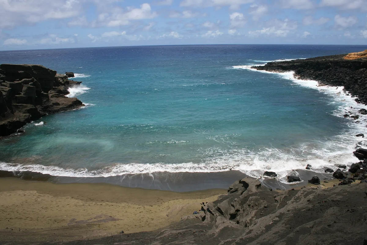 Papakolea Green Sand Beach, Ka'u, Hawaii, United States — 3