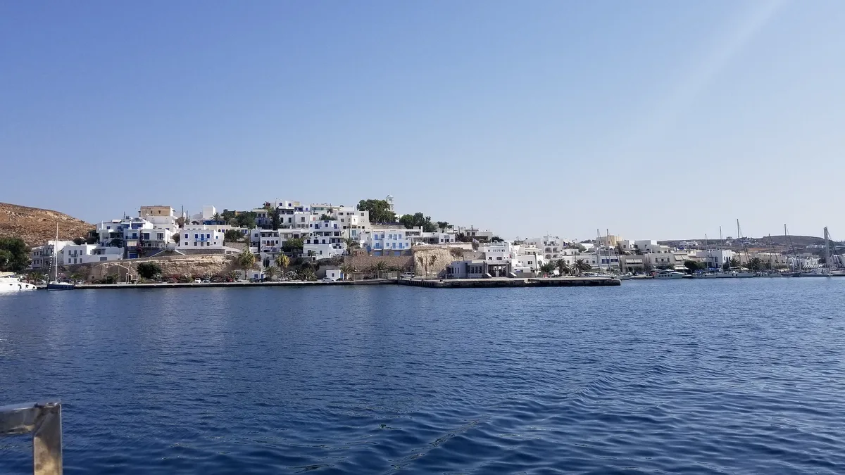 Adamas-Strand, Milos, Cyclades, Griechenland — 3