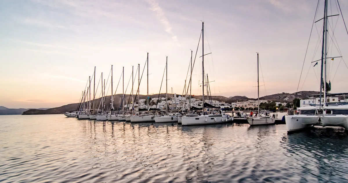Adamas-Strand, Milos, Cyclades, Griechenland — 4